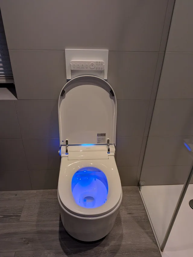 SlimmeWC Hangtoilet Topversie (compleet douchetoilet) – In de badkamer, deksel open (3)