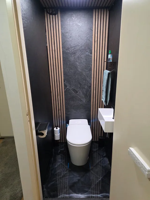 SlimmeWC Staand Toilet Topversie (compleet douchetoilet) – In de badkamer (3)