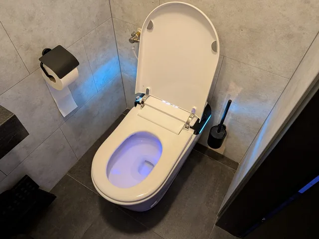 SlimmeWC Staand Toilet Topversie (compleet douchetoilet) – In de badkamer, deksel open (2)